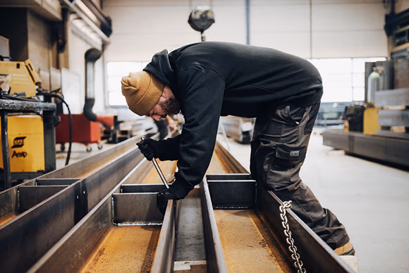 Ein Handwerker bei der Arbeit